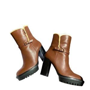 Vinci Camuto Sz 6 Brown faux shearling lined Ankle Boots. Gold hardware.